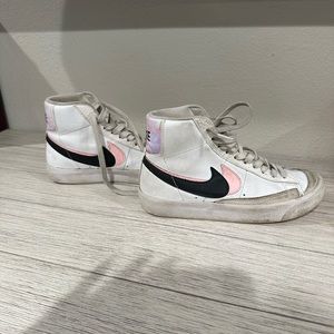 Kids Nike blazers in white and pink.